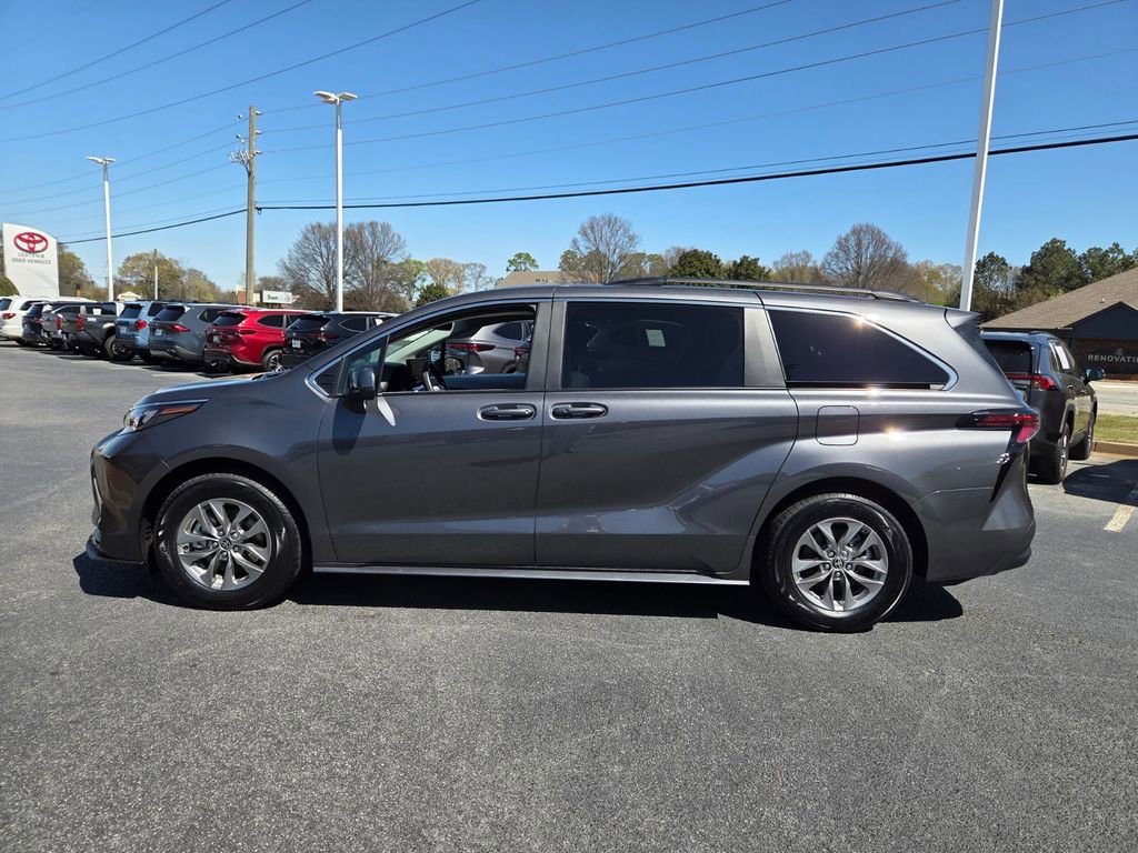 Used 2025 Toyota Sienna LE image 4