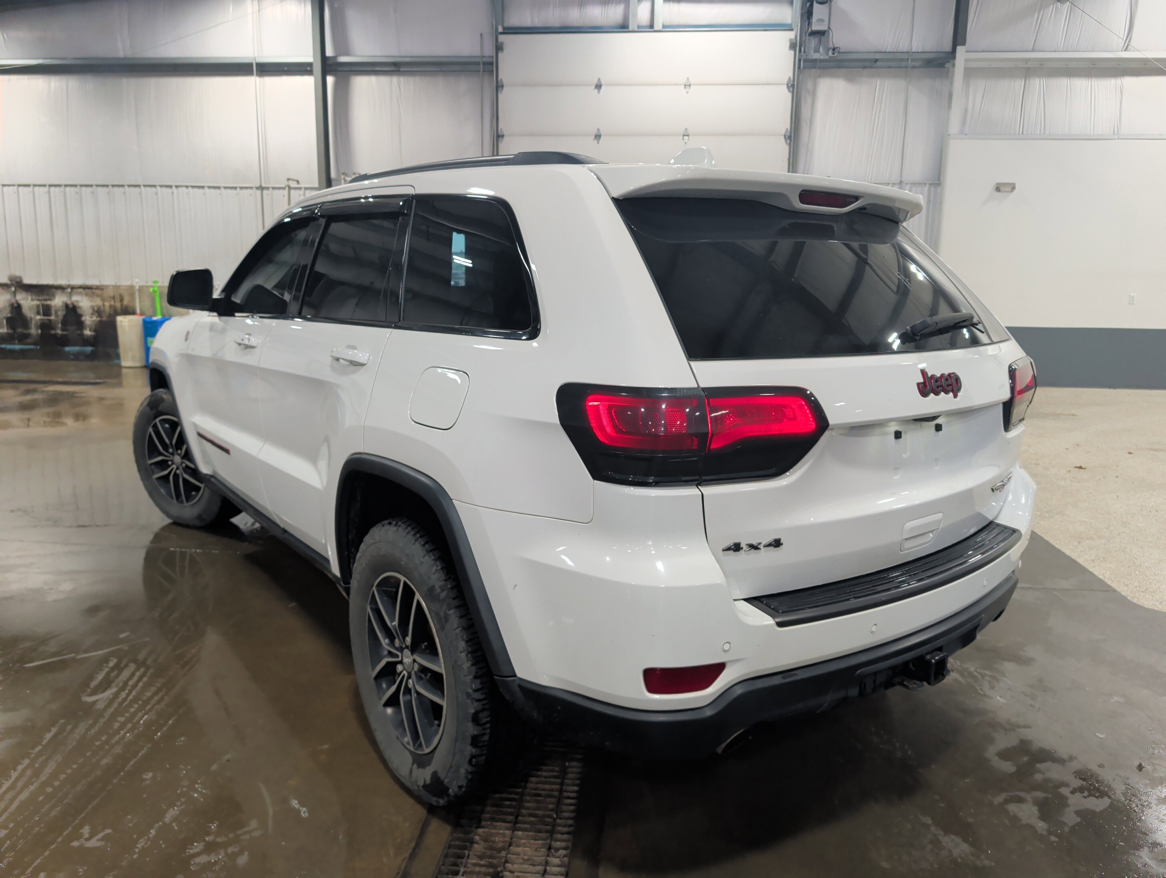 Used 2018 Jeep Grand Cherokee Trailhawk w/ Trailhawk Luxury Group AWD/4WD image 4