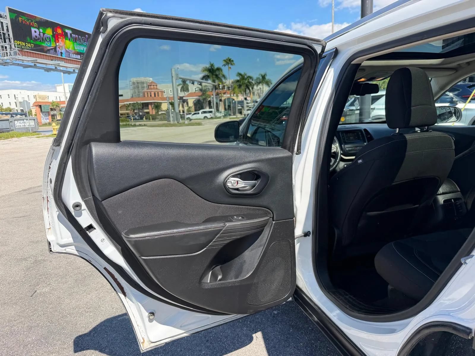 Used 2015 Jeep Cherokee Latitude w/ Comfort/Convenience Group FWD image 31