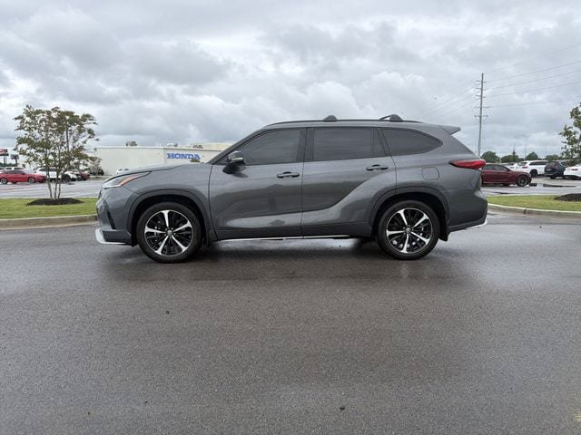 Used 2021 Toyota Highlander XSE FWD image 2