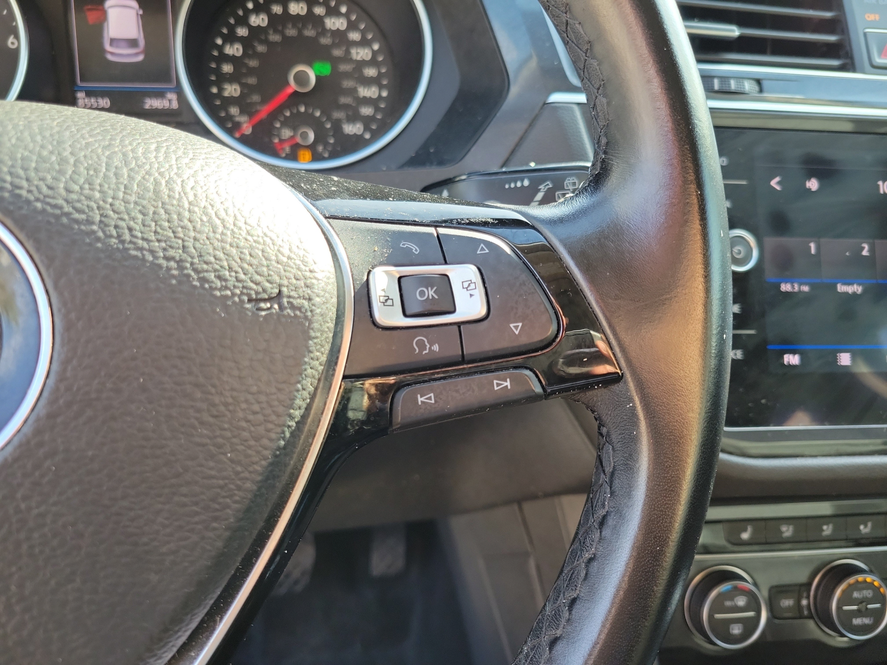 Used 2018 Volkswagen Tiguan SE w/ Panoramic Sunroof Package FWD image 15