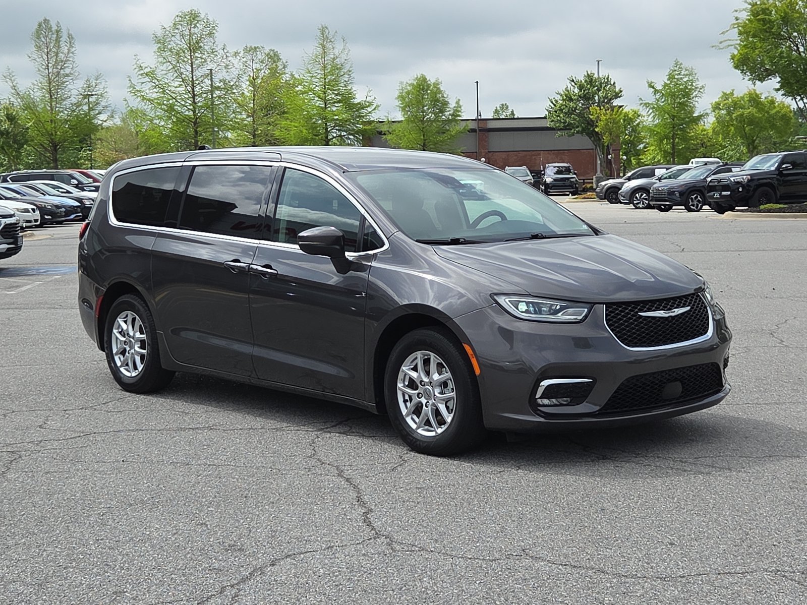 Used 2023 Chrysler Pacifica Touring-L FWD image 1
