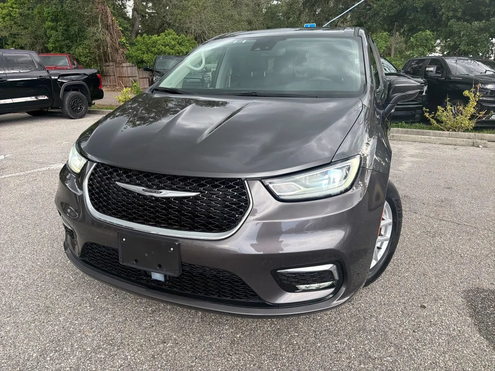 Used 2023 Chrysler Pacifica Touring-L FWD image 3