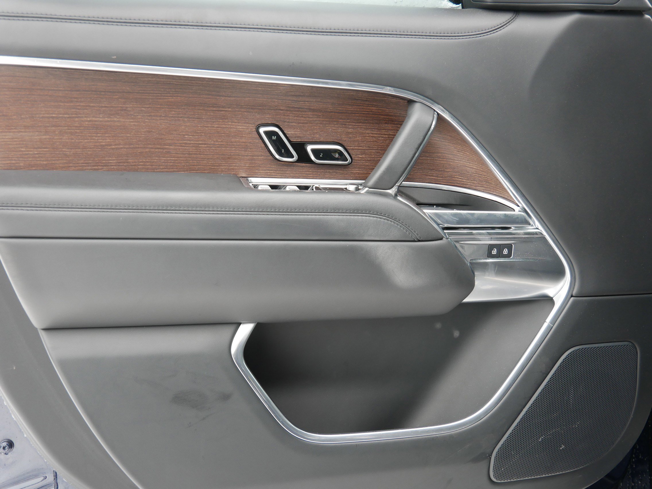 Used 2023 Land Rover Range Rover SE image 2