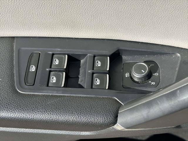 Used 2018 Volkswagen Tiguan SE AWD/4WD image 18