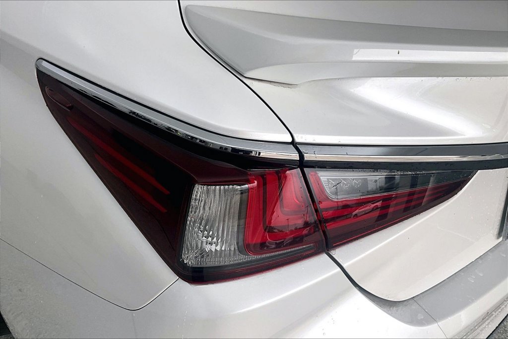Used 2020 Lexus ES 300h Ultra Luxury w/ Accessory Package 2 FWD image 39
