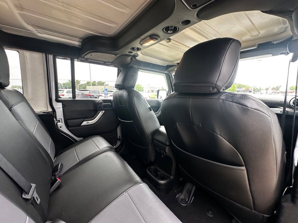 Used 2018 Jeep Wrangler Unlimited Rubicon w/ Connectivity Group AWD/4WD image 28
