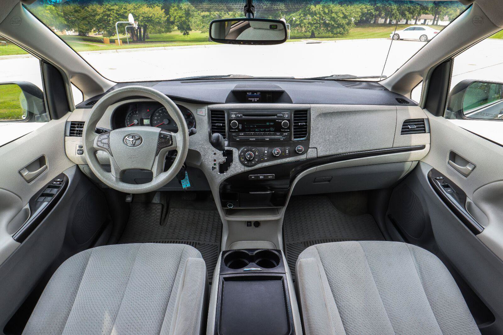 Used 2011 Toyota Sienna LE w/ Towing Pkg FWD image 2