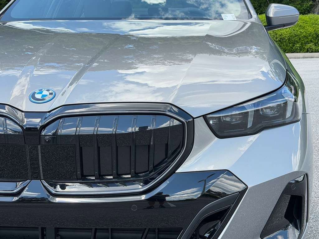 New 2026 BMW 550e xDrive AWD/4WD image 9