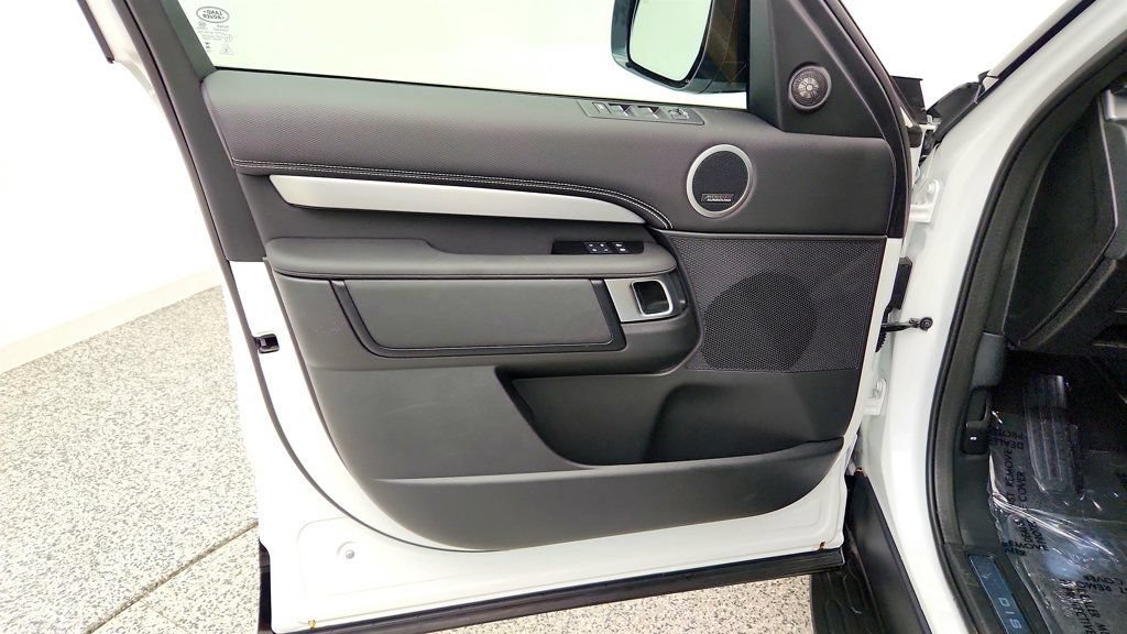 Used 2025 Land Rover Discovery Dynamic SE AWD/4WD image 11