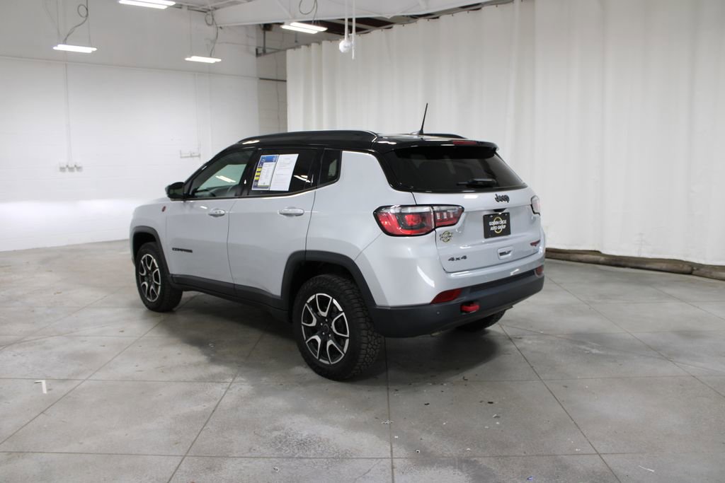 Used 2025 Jeep Compass Trailhawk AWD/4WD image 7