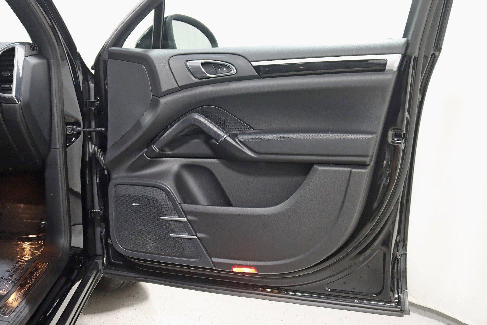 Used 2014 Porsche Cayenne Platinum Edition image 32