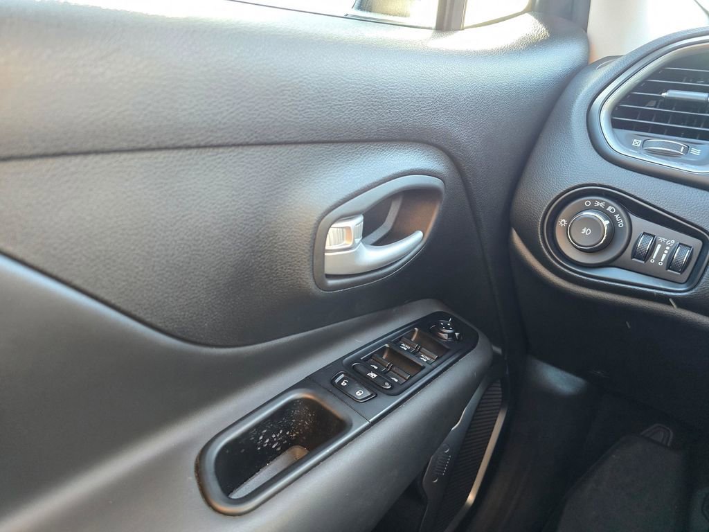 Used 2023 Jeep Renegade Latitude w/ Sun/Sound Group AWD/4WD image 32