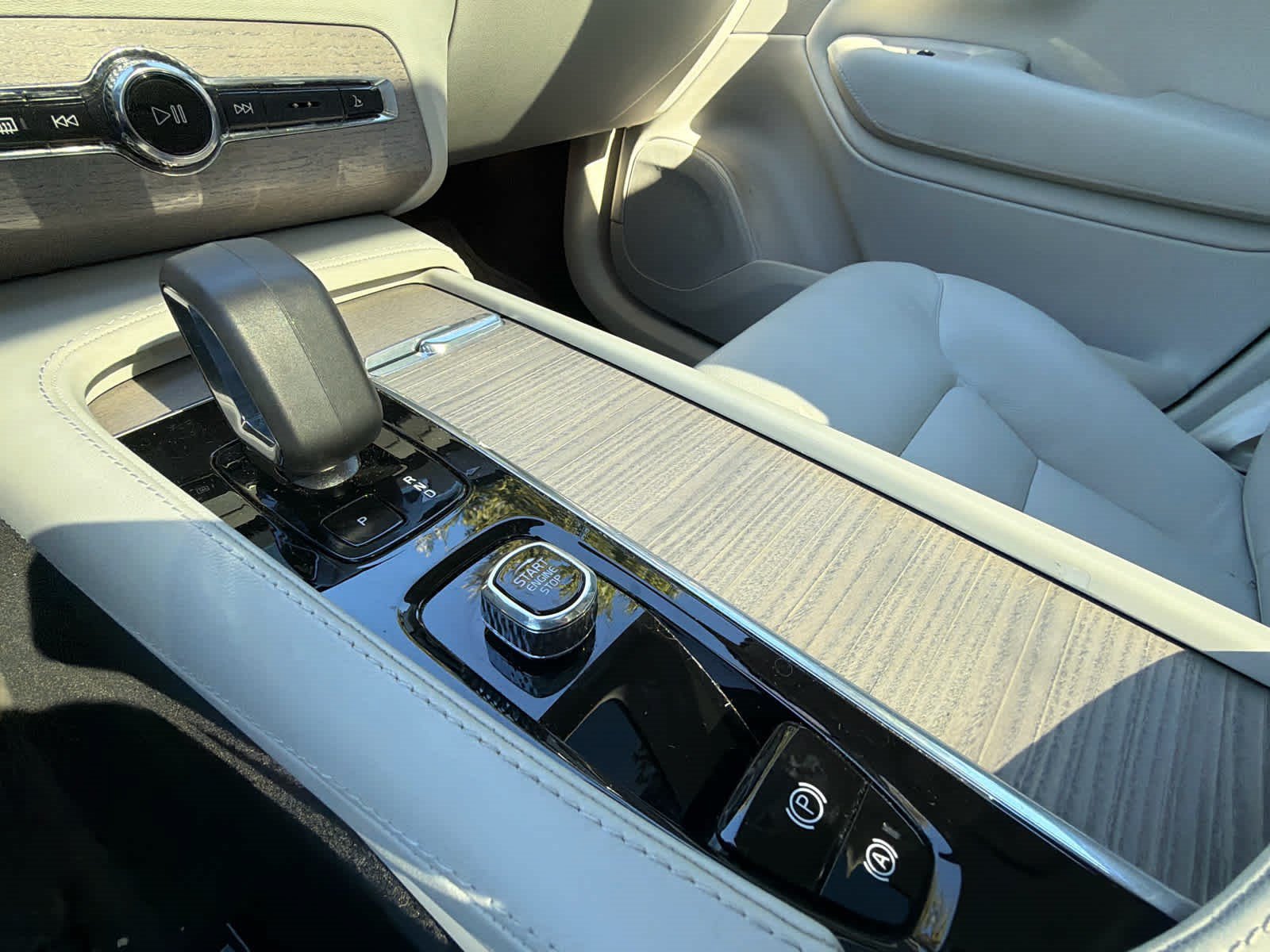 Used 2024 Volvo XC90 B6 Core w/ Protection Package Premier AWD/4WD image 29