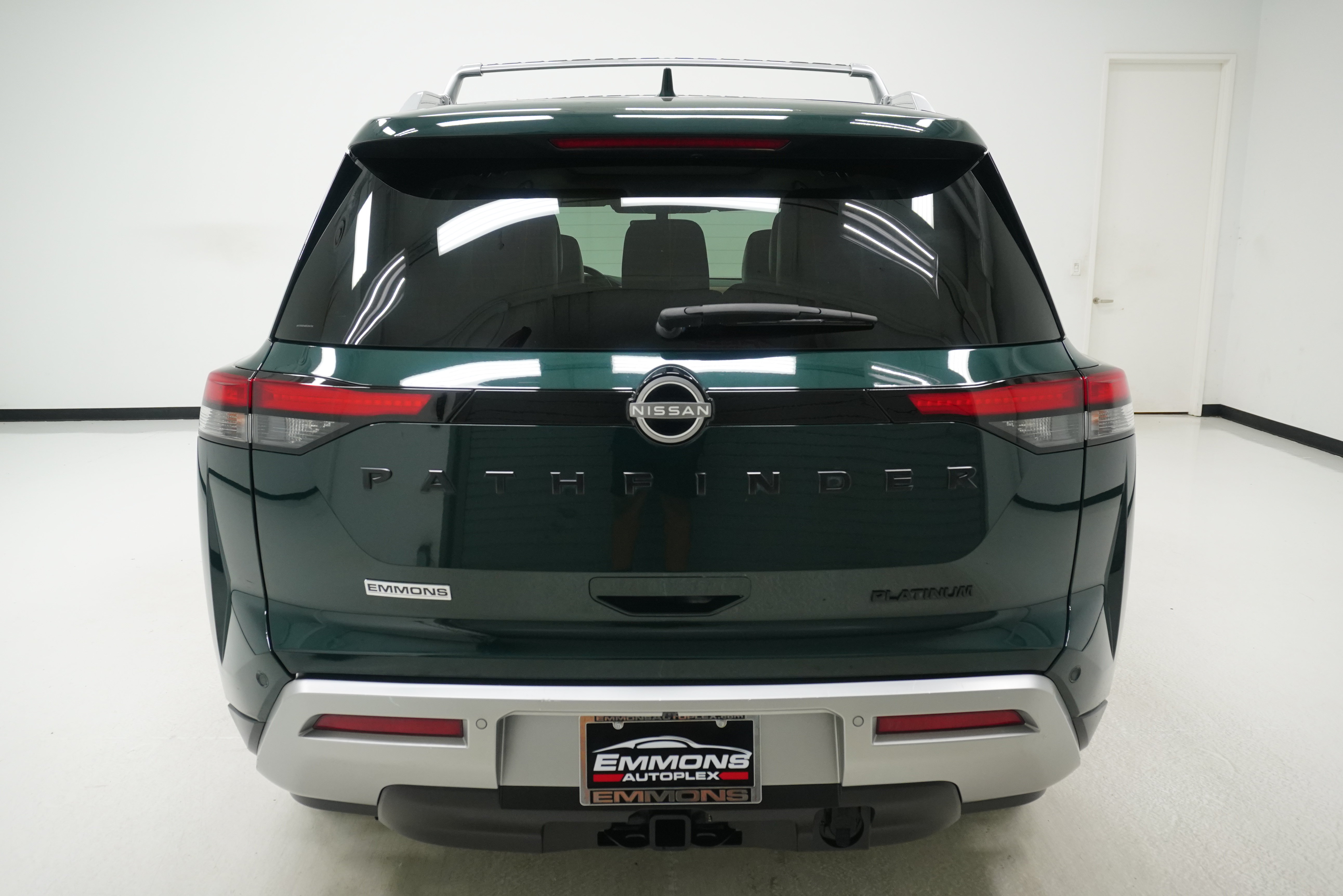 Used 2024 Nissan Pathfinder Platinum w/ Lighting Package (N93) FWD image 5