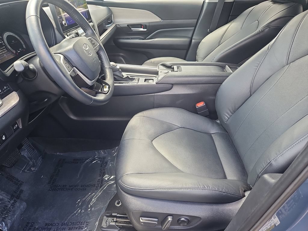 Used 2024 Toyota Grand Highlander AWD image 32