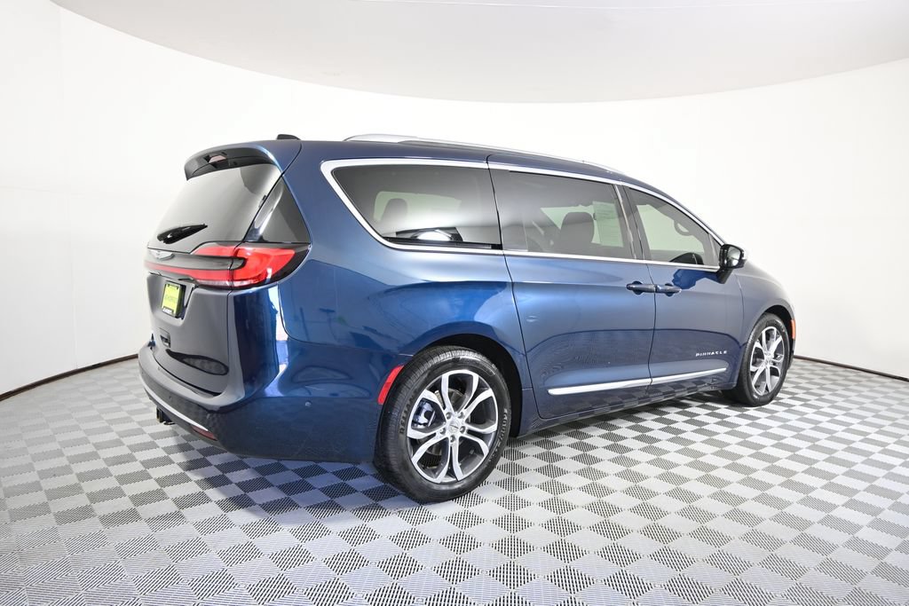 Used 2025 Chrysler Pacifica Pinnacle w/ Trailer Tow Group FWD image 6