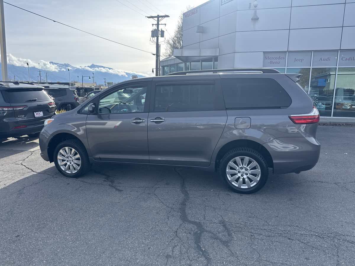 Used 2015 Toyota Sienna XLE image 9