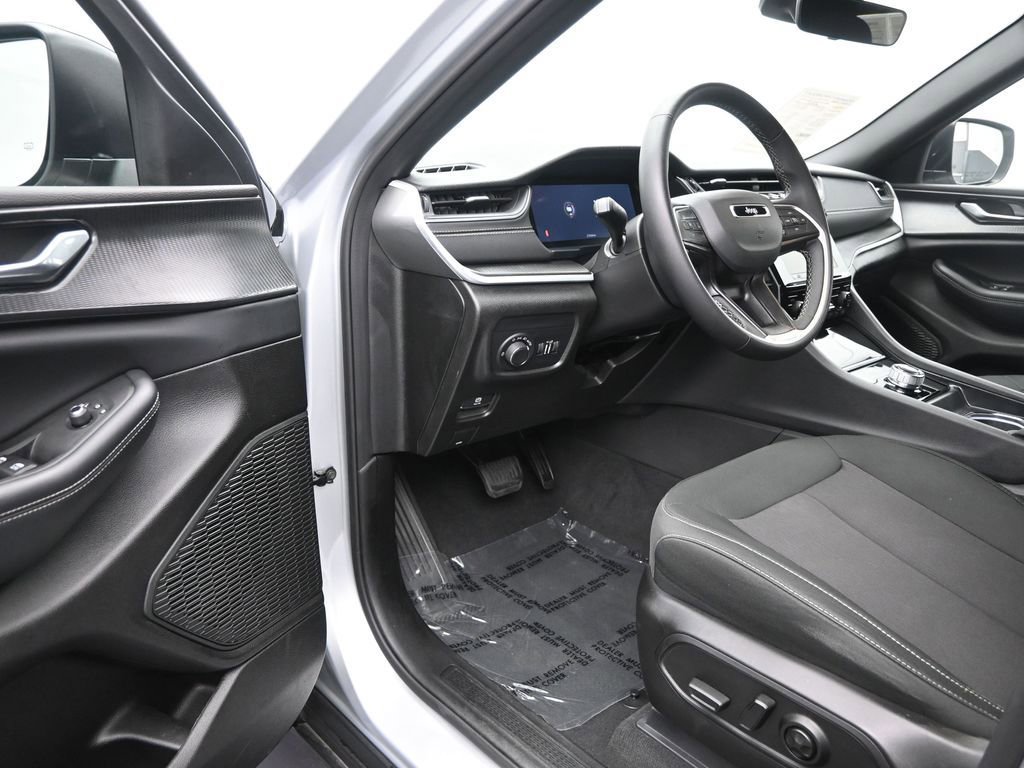 Used 2025 Jeep Grand Cherokee L Laredo image 14