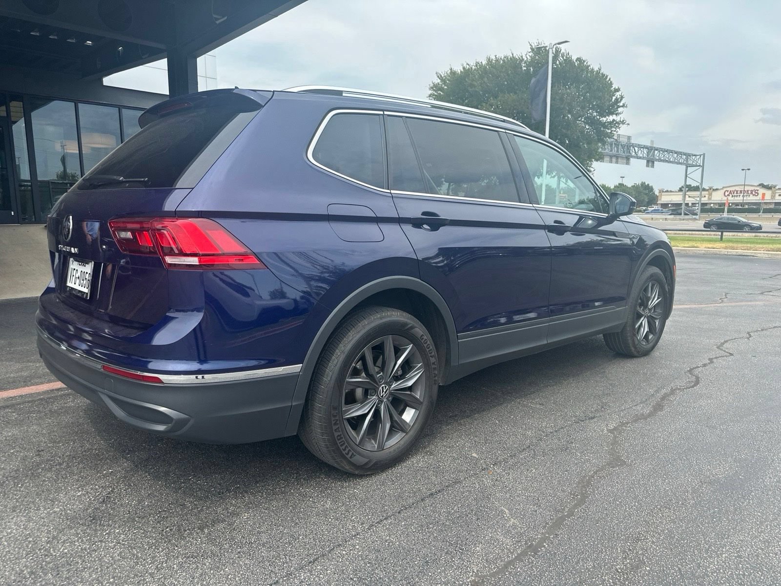 Used 2023 Volkswagen Tiguan SE w/ Panoramic Sunroof Package FWD image 6