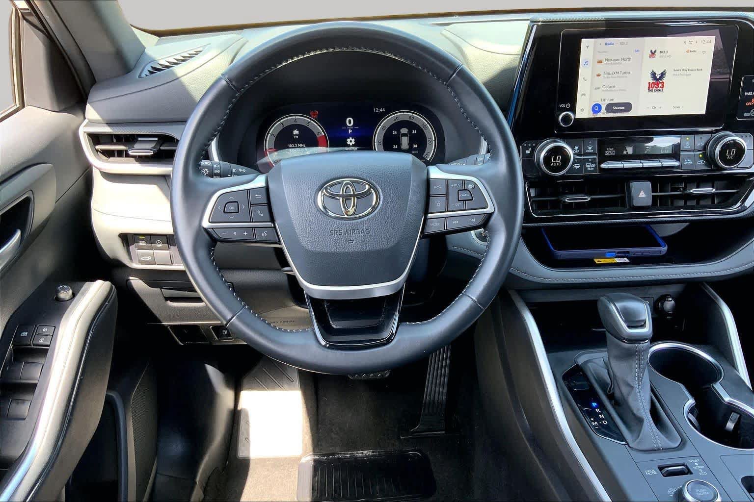 Used 2025 Toyota Highlander XSE AWD/4WD image 6