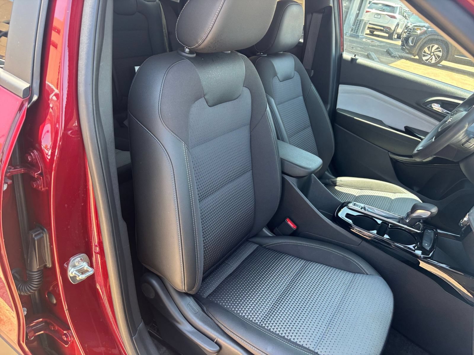 Used 2025 Chevrolet Trax LT FWD image 30