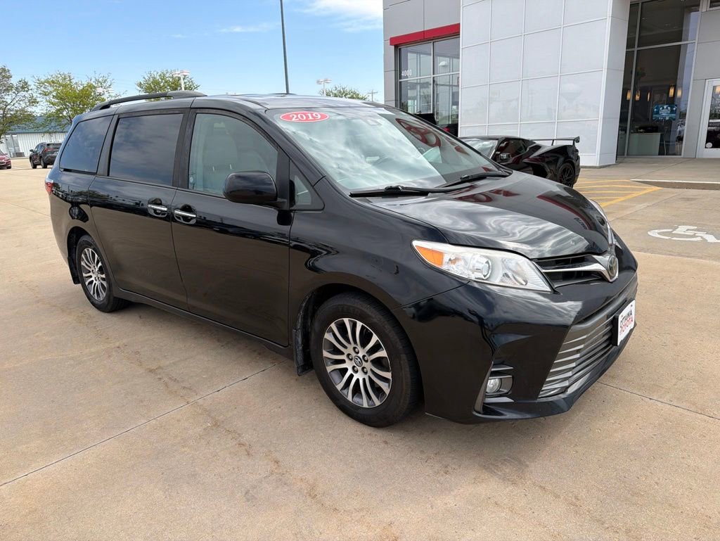 Used 2019 Toyota Sienna XLE w/ XLE Navigation Package FWD image 1