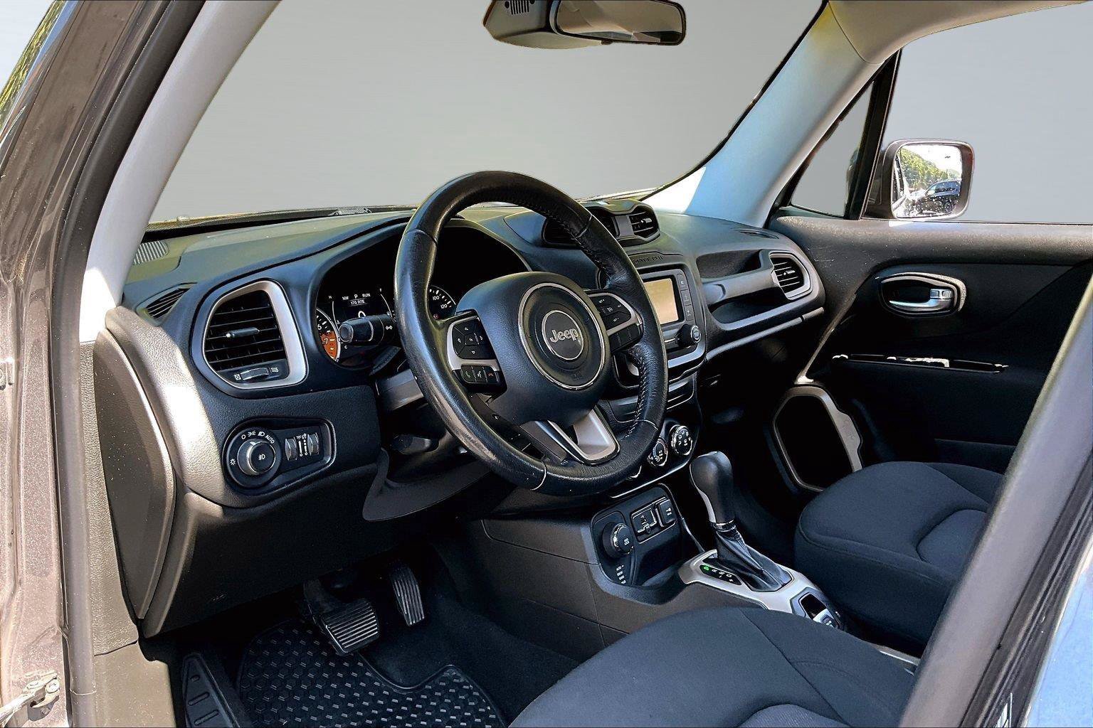 Used 2017 Jeep Renegade Latitude AWD/4WD image 15