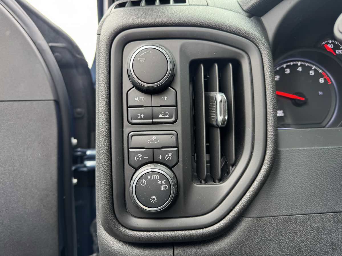 Used 2024 Chevrolet Silverado 1500 Custom image 10