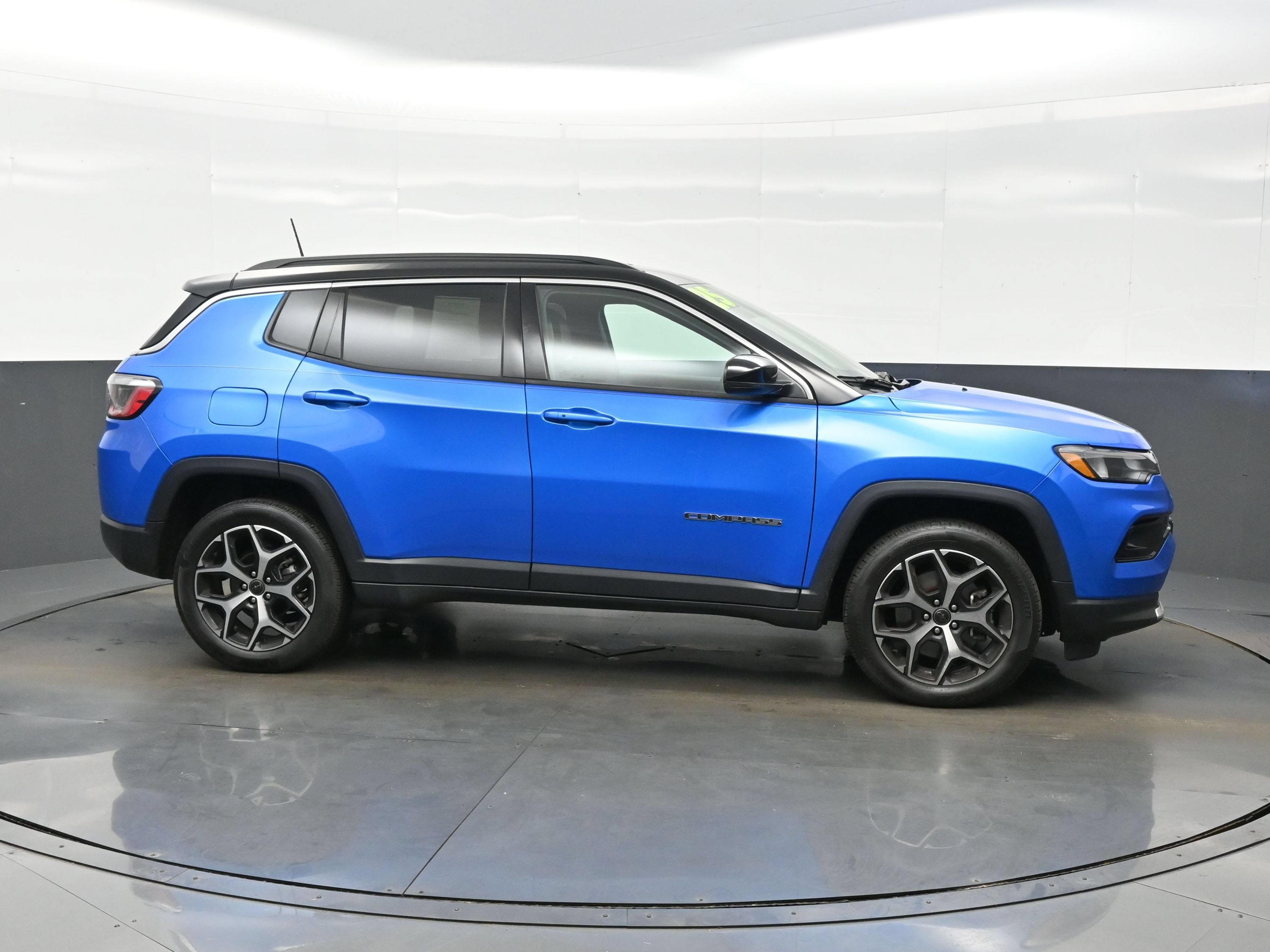 Used 2025 Jeep Compass Limited AWD/4WD image 7