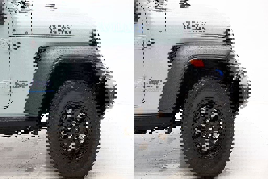 Used 2023 Jeep Wrangler Unlimited w/ Sun & Screen Package image 4