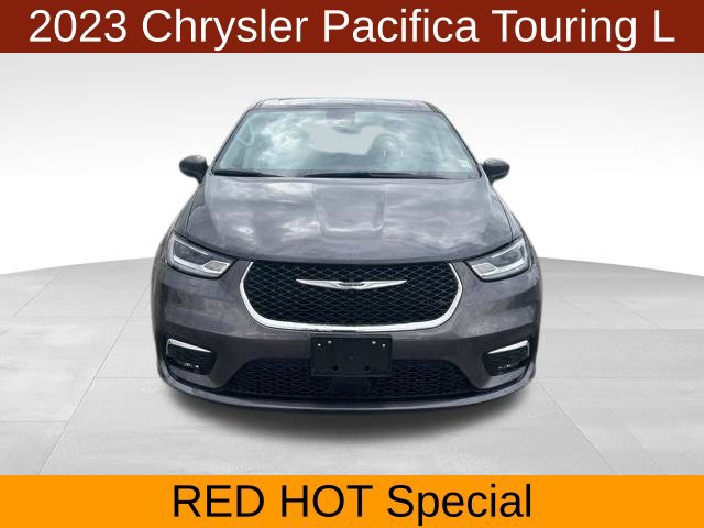 Used 2023 Chrysler Pacifica Touring-L FWD image 2
