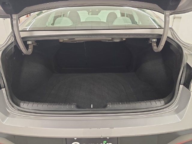Used 2025 Hyundai Elantra Limited FWD image 15