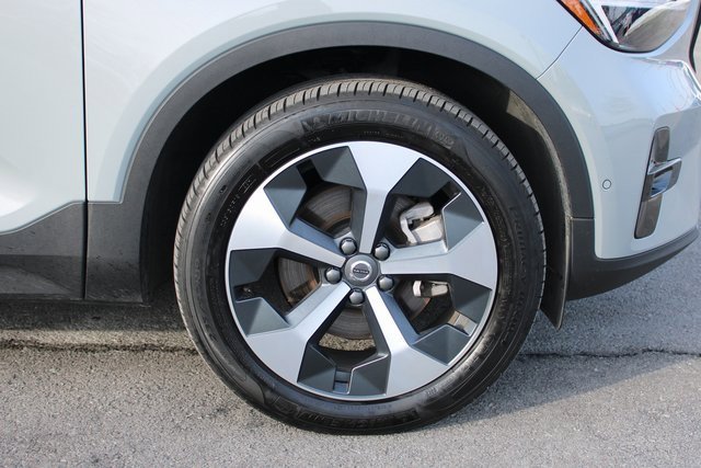 Used 2025 Volvo XC40 B5 Plus image 38