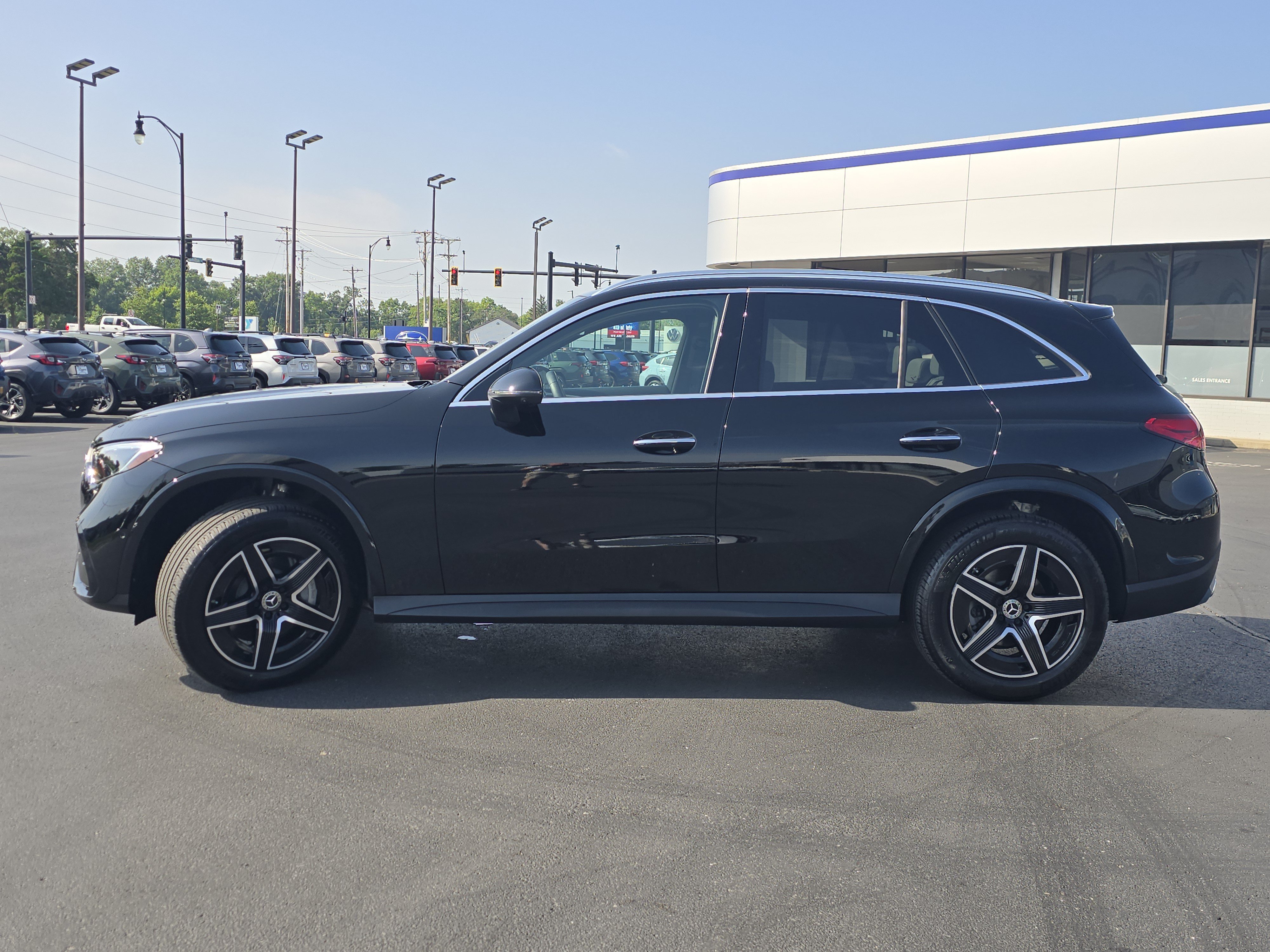 Used 2024 Mercedes-Benz GLC 300 4MATIC image 4