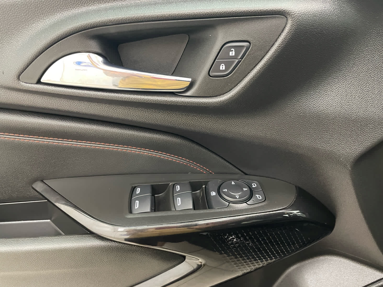 Certified 2024 Chevrolet Trax RS w/ Driver Confidence Package FWD image 11