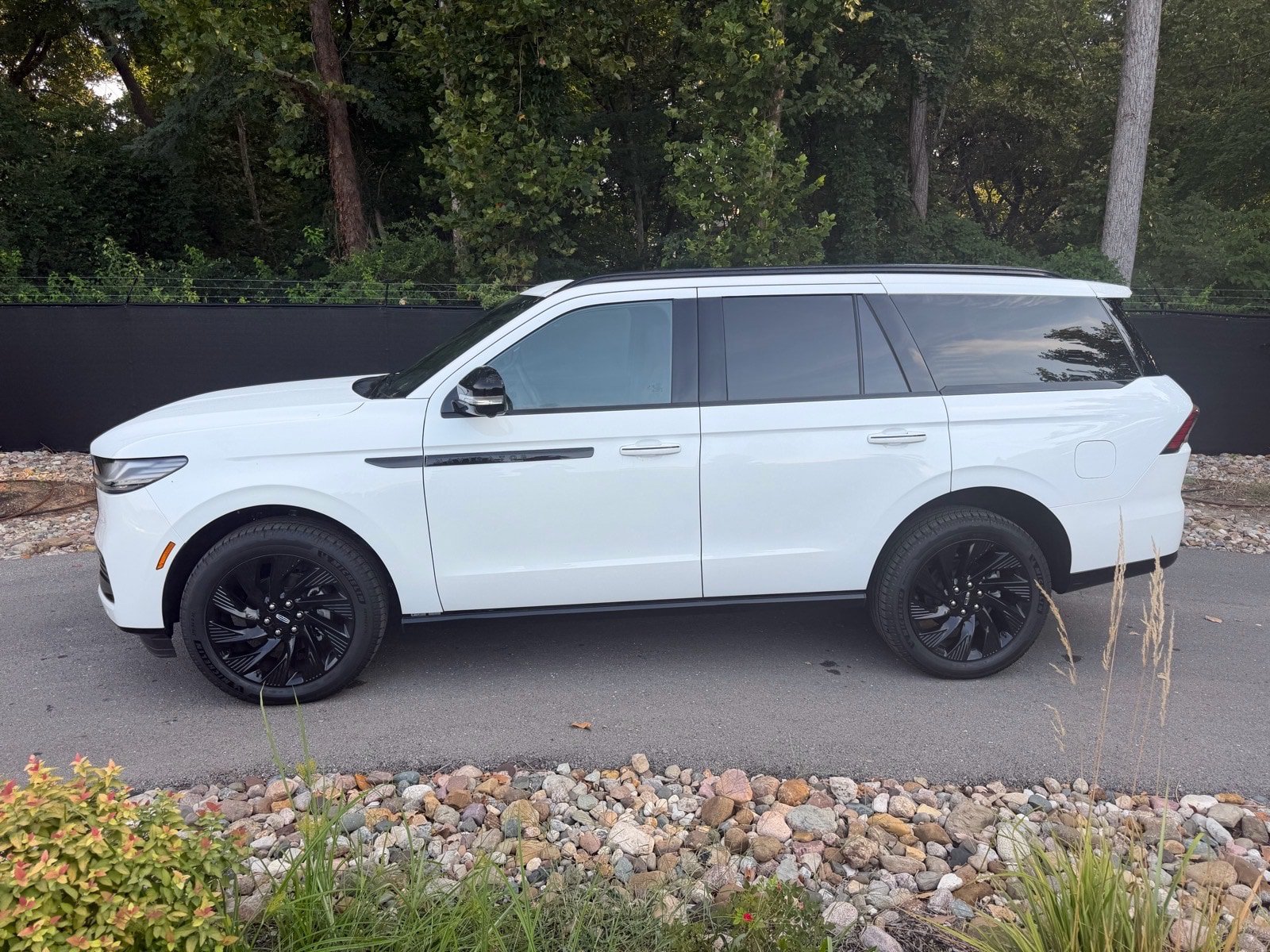 New 2027 Lincoln Navigator Reserve w/ Jet Appearance Package AWD/4WD image 2
