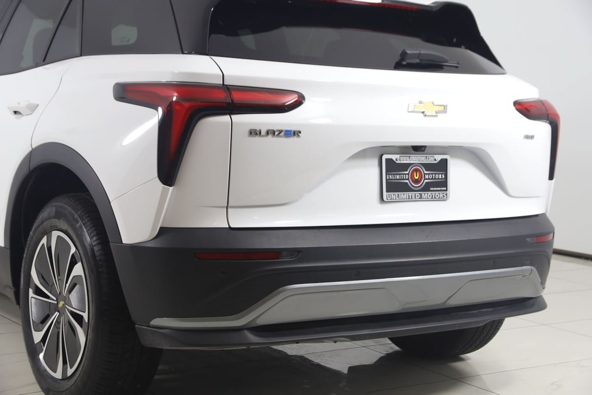 Used 2025 Chevrolet Blazer EV LT AWD/4WD image 21