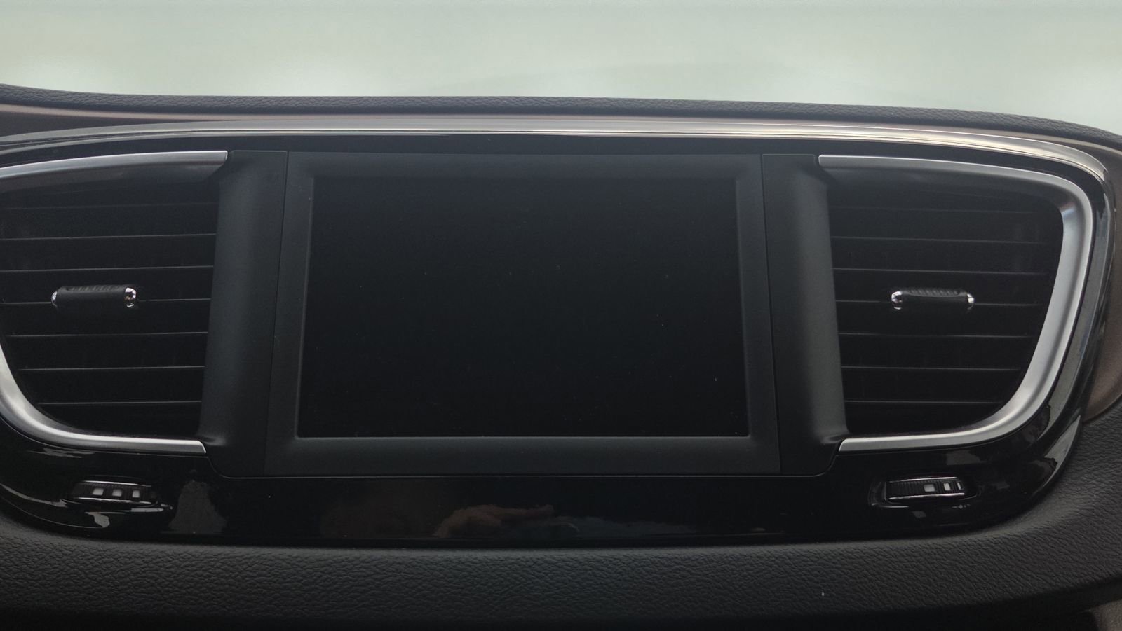 Used 2021 Chrysler Voyager Lxi FWD image 10