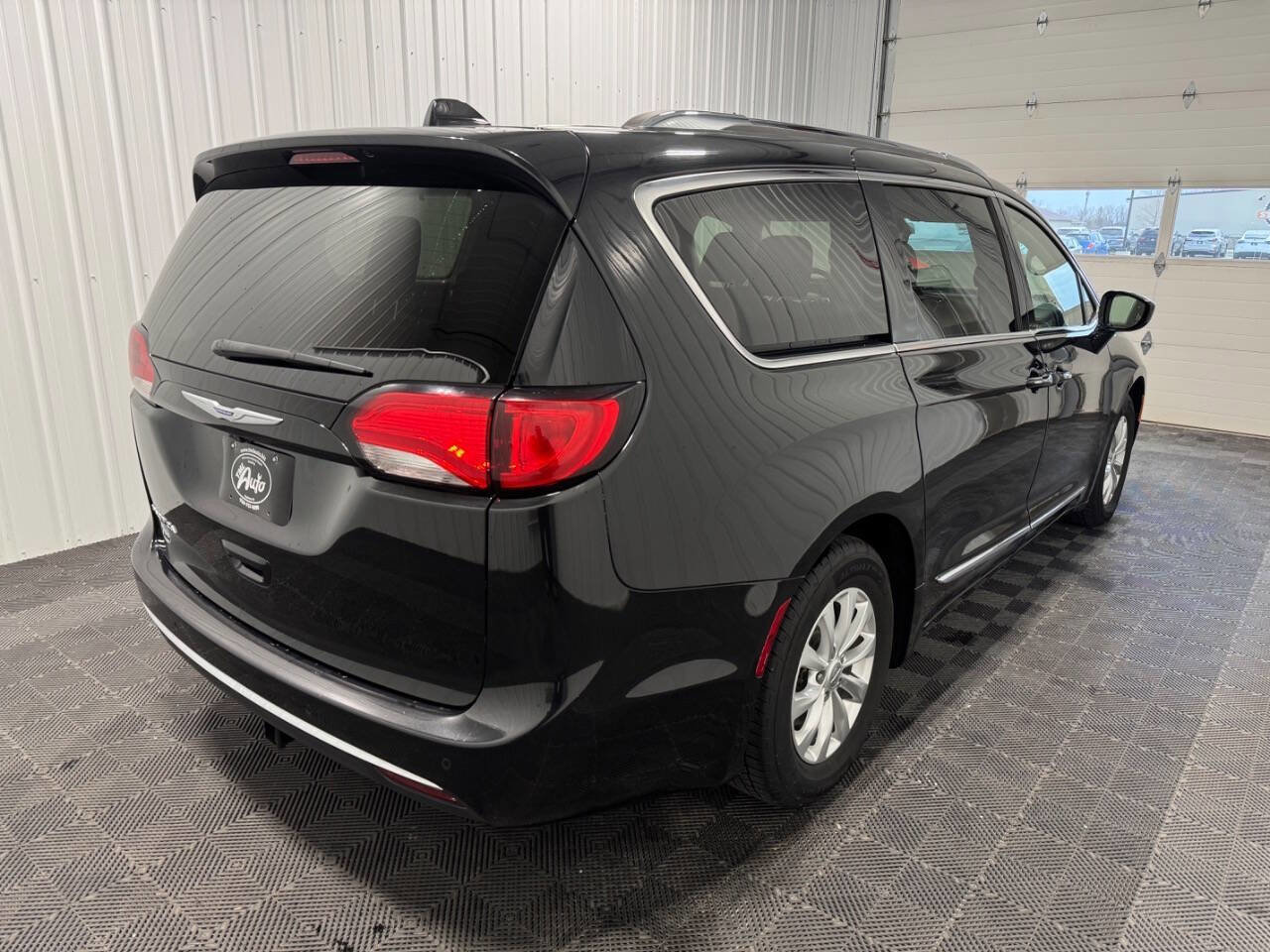 Used 2018 Chrysler Pacifica Touring-L Plus image 3