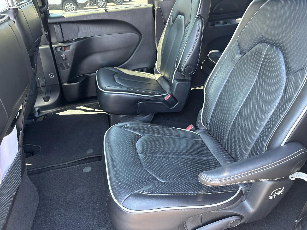 Used 2025 Chrysler Pacifica Limited FWD image 21