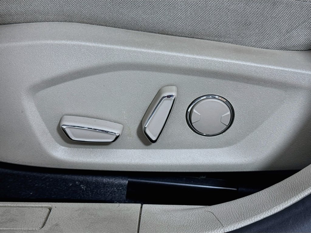 Used 2019 Ford Fusion SE FWD image 16
