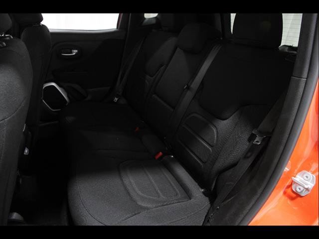Used 2018 Jeep Renegade Latitude w/ Cold Weather Group FWD image 18