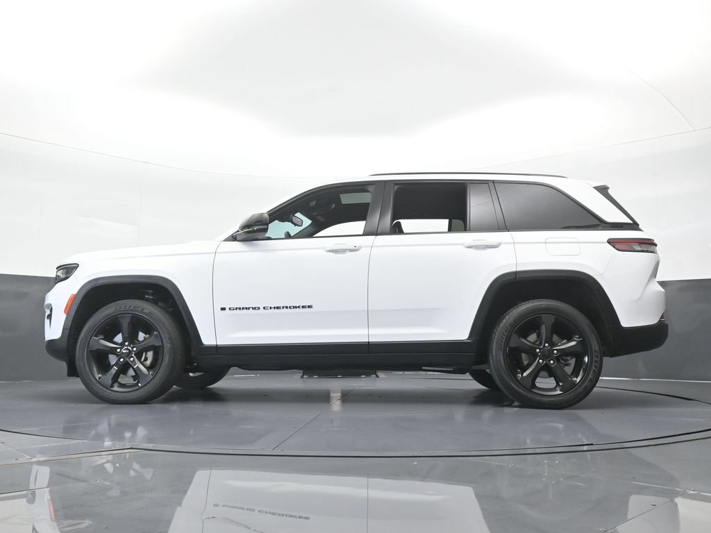Used 2024 Jeep Grand Cherokee Altitude RWD image 55