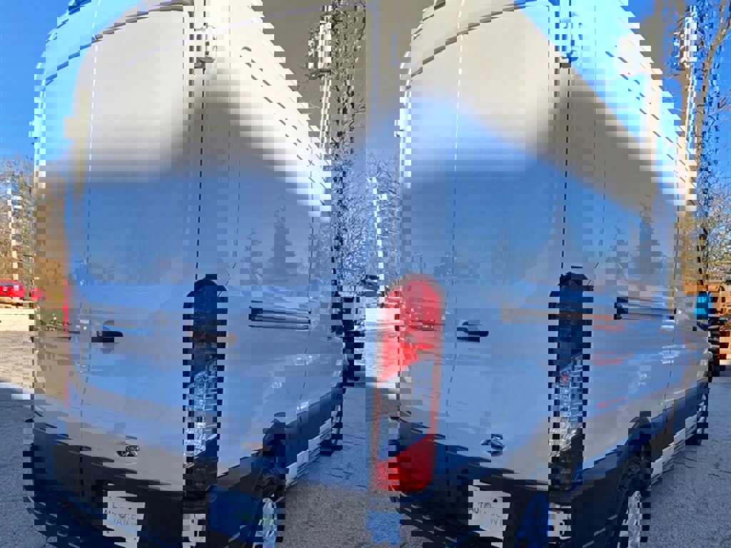 Used 2022 Ford E-Transit Medium Roof image 7