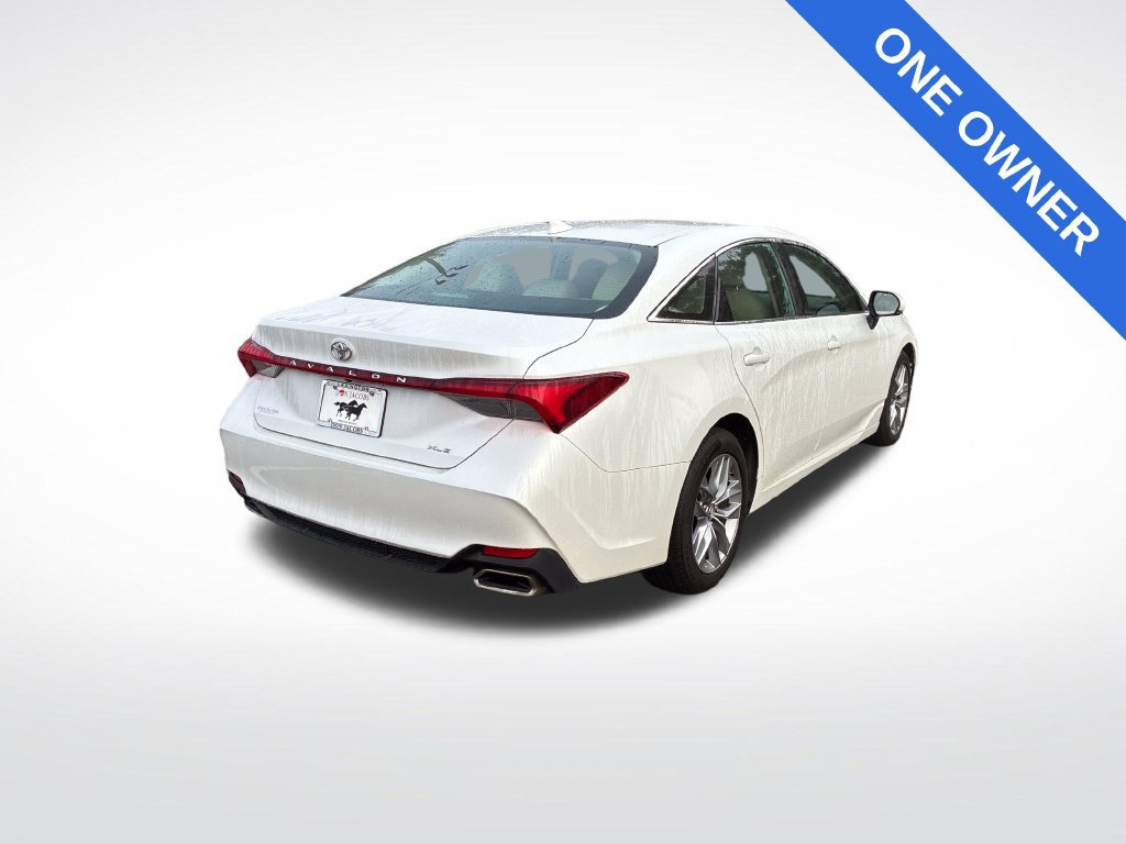 Used 2019 Toyota Avalon XLE w/ Moonroof Package FWD image 4
