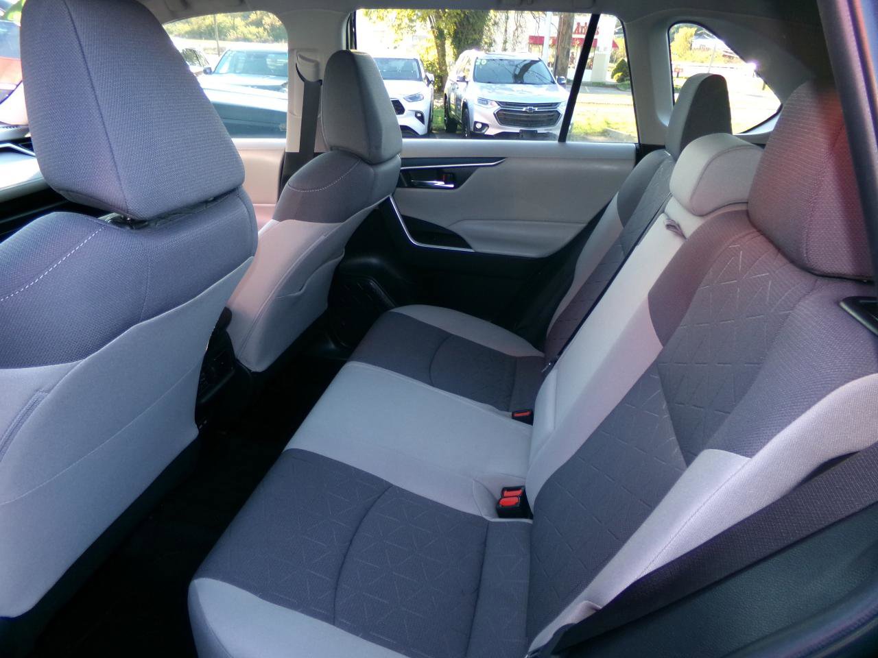 Used 2022 Toyota RAV4 XLE FWD image 17