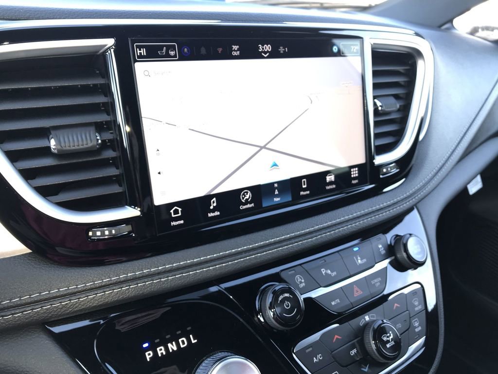 New 2026 Chrysler Pacifica Limited w/ Uconnect Theater Family Group FWD image 16