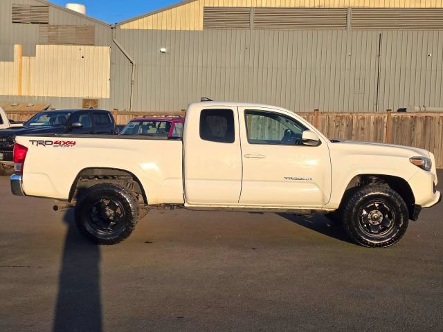 Used 2016 Toyota Tacoma SR5 AWD/4WD image 8
