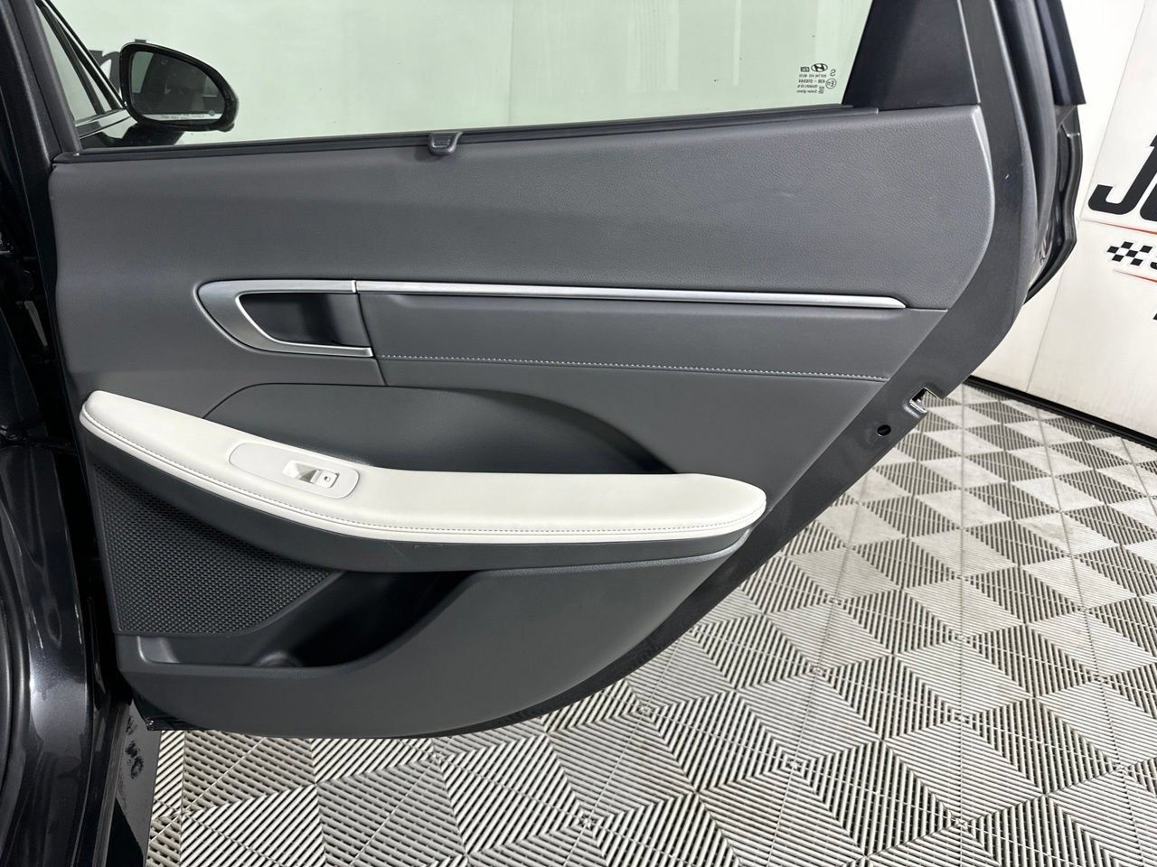 Used 2025 Hyundai Sonata Limited FWD image 32